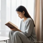 미니멀라이프 1인 가구 - A serene and organized minimalist living space, bathed in soft, natural light filtering through shee...
